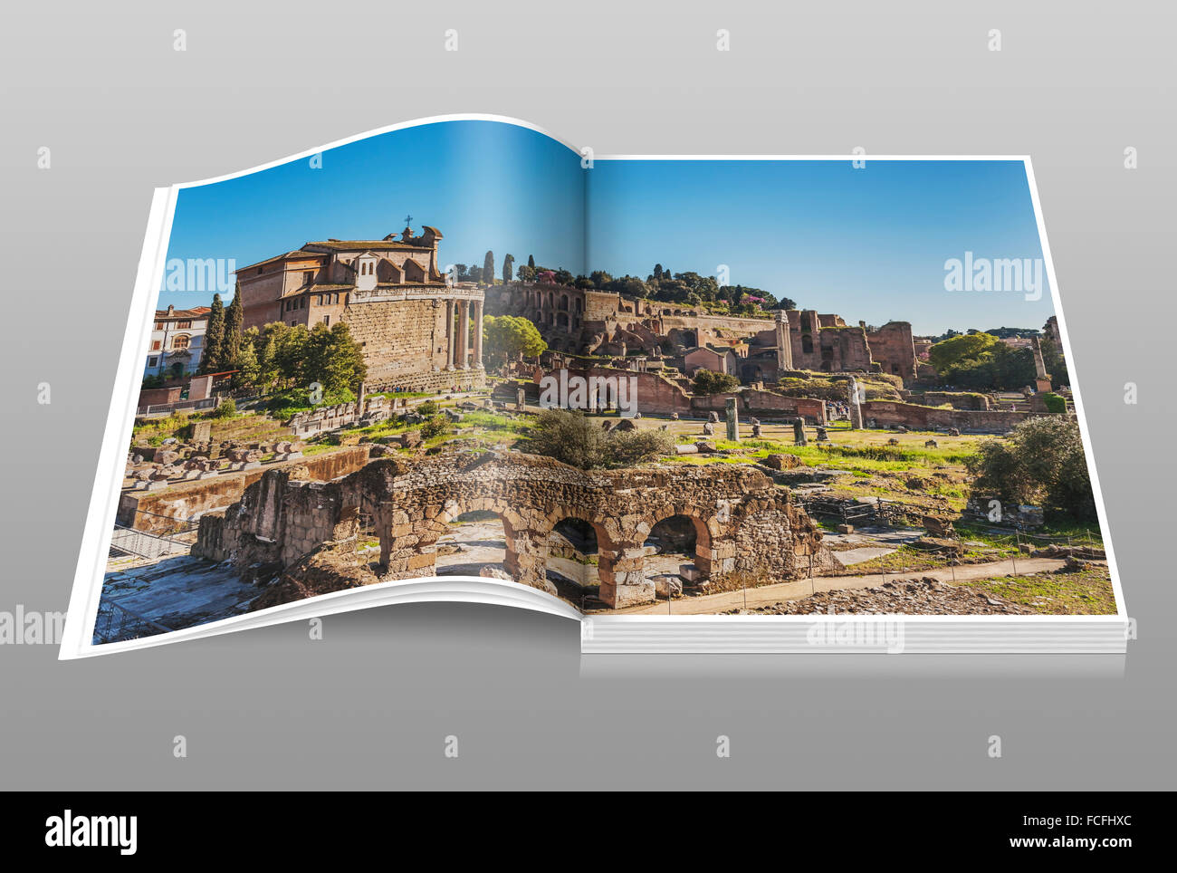 Das Forum Romanum mit dem Tempel des Antoninus und der Faustina. Im Hintergrund ist das Haus der Vestalinnen, Rom, Italien, Europa Stockfoto