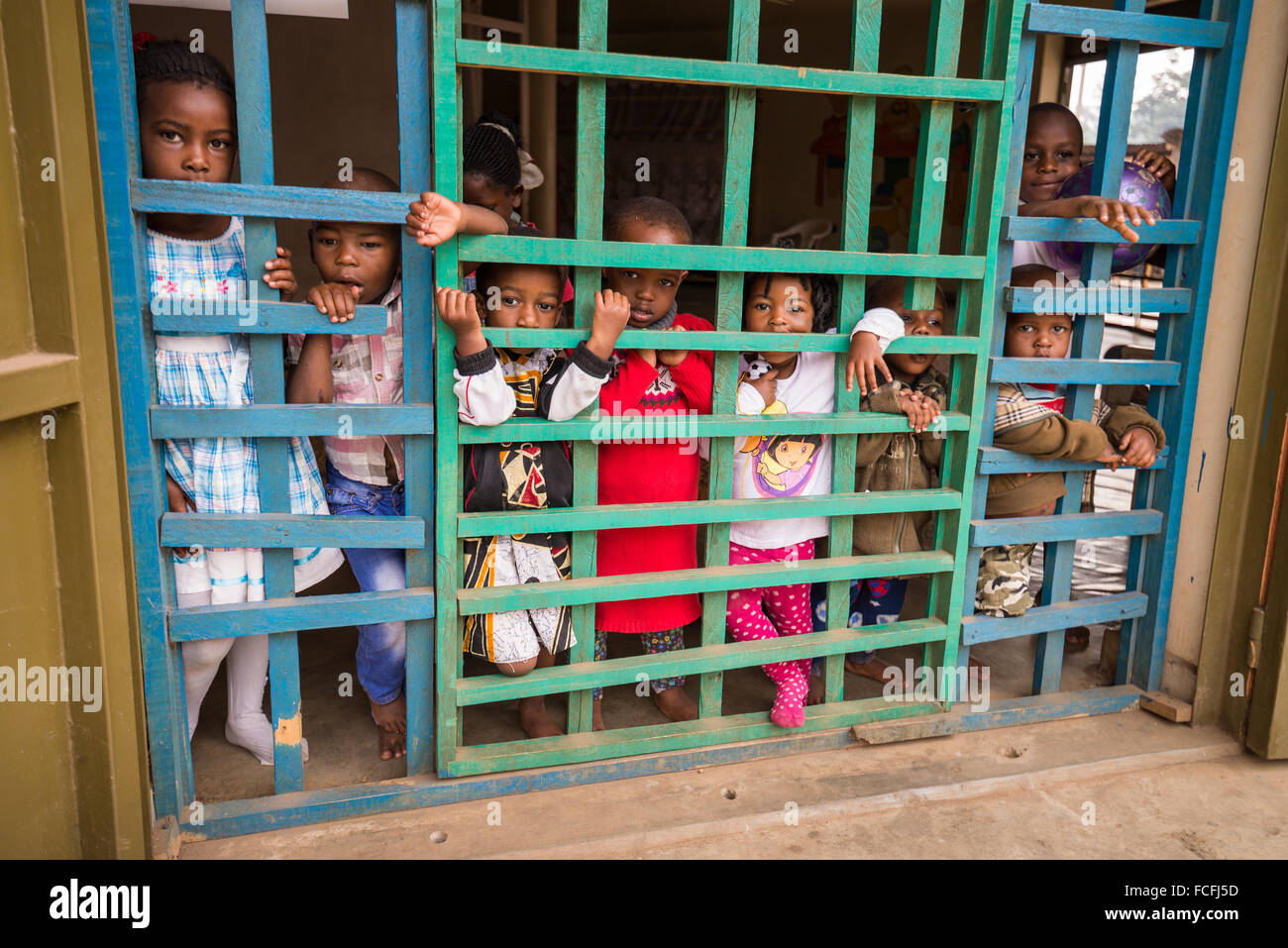 Kleinen Kindern auf der Straße aus einem Waisenhaus in Fort Portal, Uganda. Stockfoto