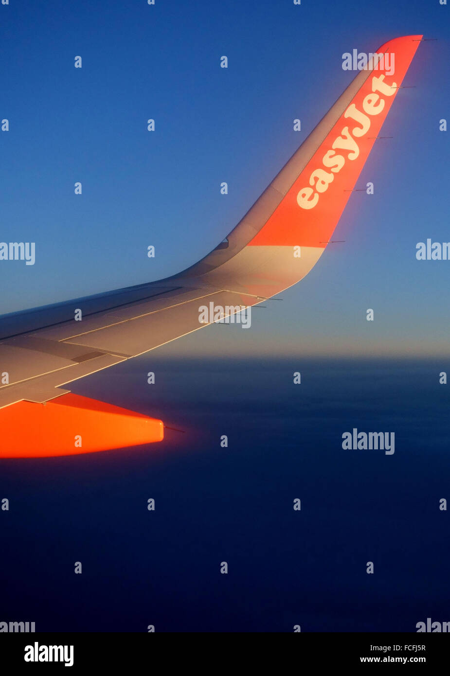 EasyJet-Logo auf Flügelspitze der Flugzeuge im Flug Stockfoto