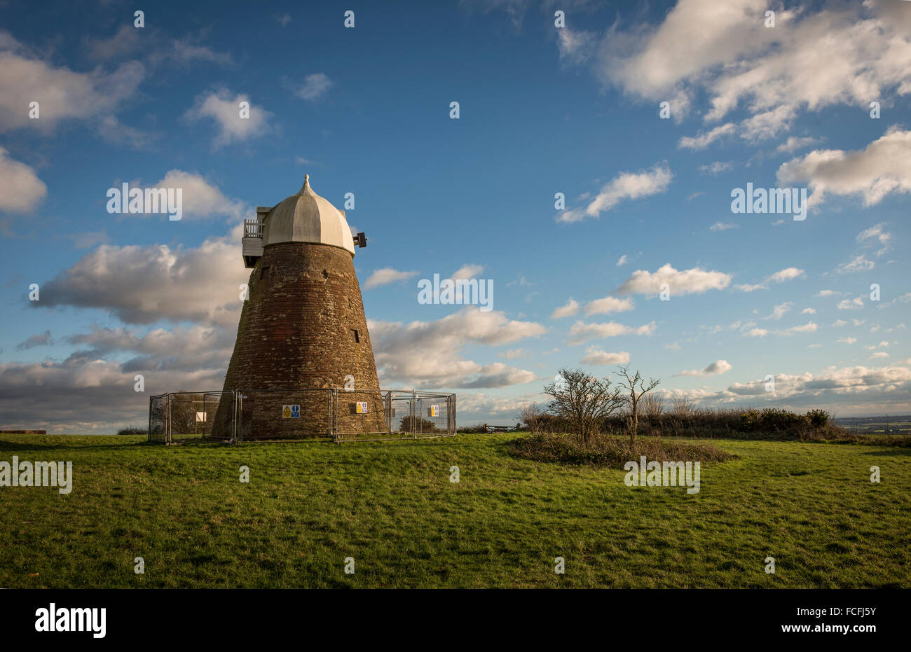 Windmühle aus dem 18. Jahrhundert auf Halnaker Hügel in der Nähe von Chichester, West Sussex, UK Stockfoto