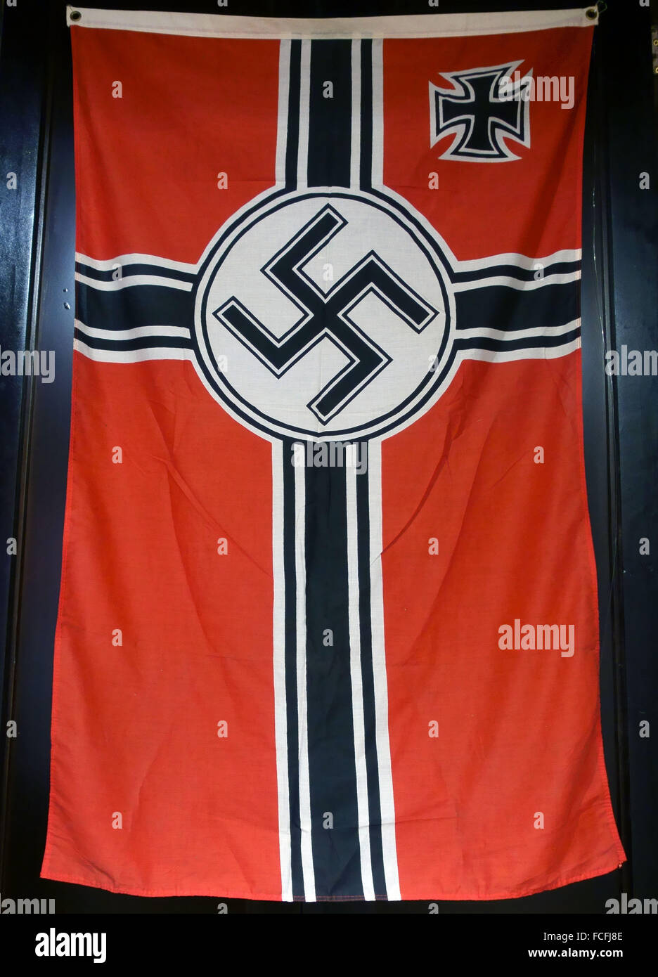 Nazi-Fahne aus WWII-Ära Deutschland mit Hakenkreuz im Museum, Teneriffa, Spanien Stockfoto