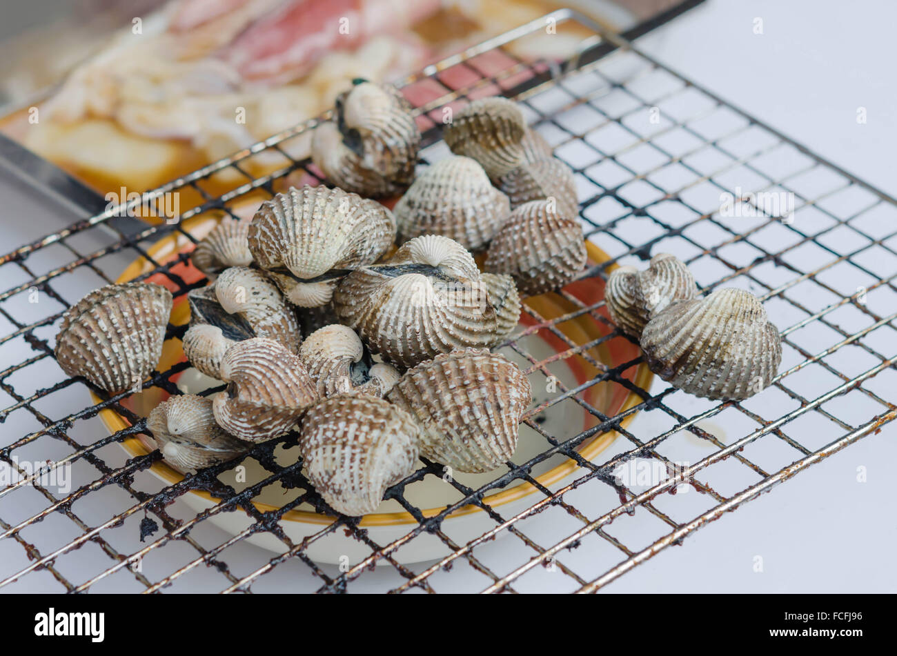 Nahaufnahme Meeresfrüchte Bbq, Herzmuscheln auf flaming grill Stockfoto