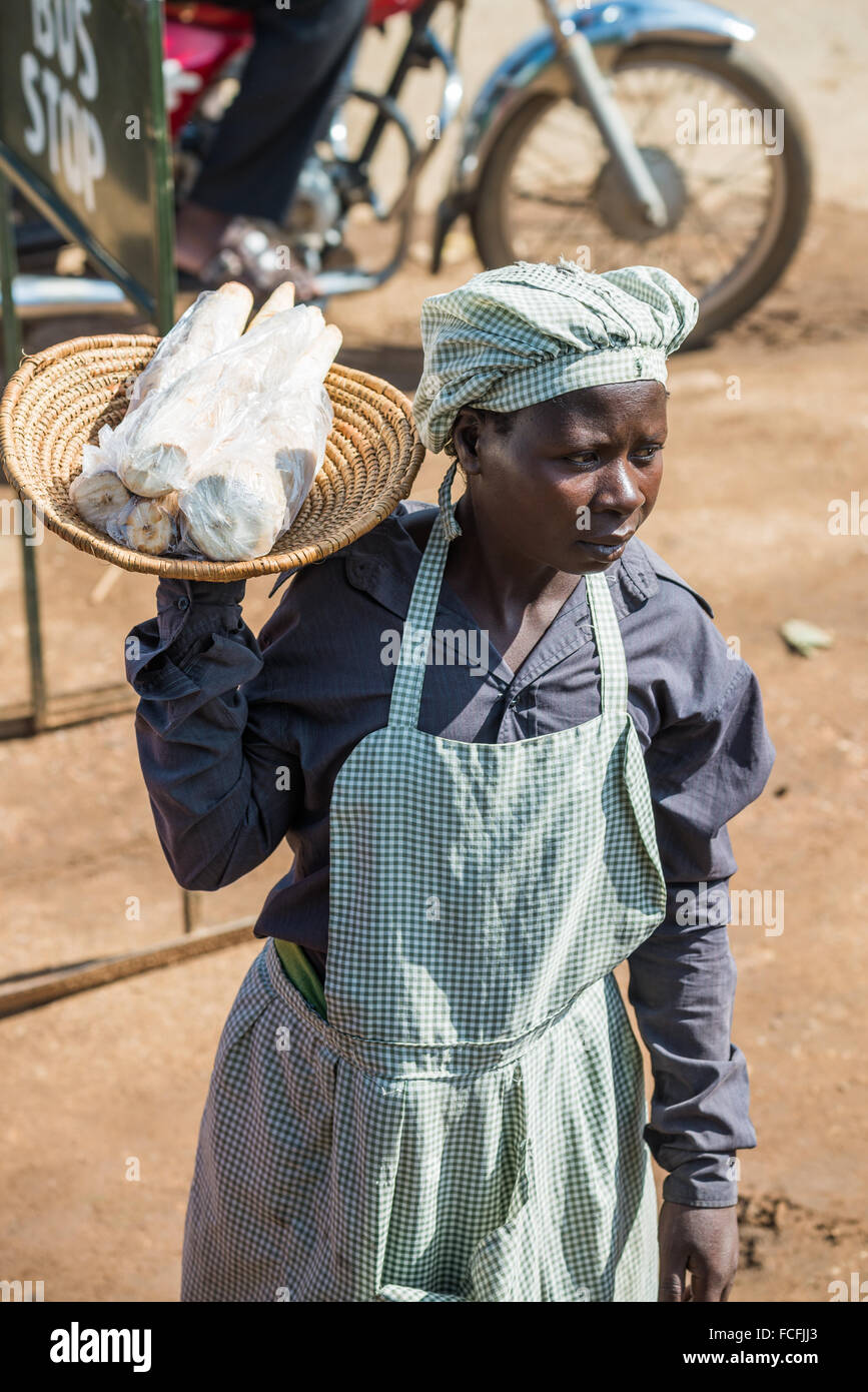 Straßenverkäufer verkaufen waren Menschen in den lokalen Bussen vorbei durch die Dörfer auf dem Weg heraus aus Kampala, Uganda, Afrika Stockfoto