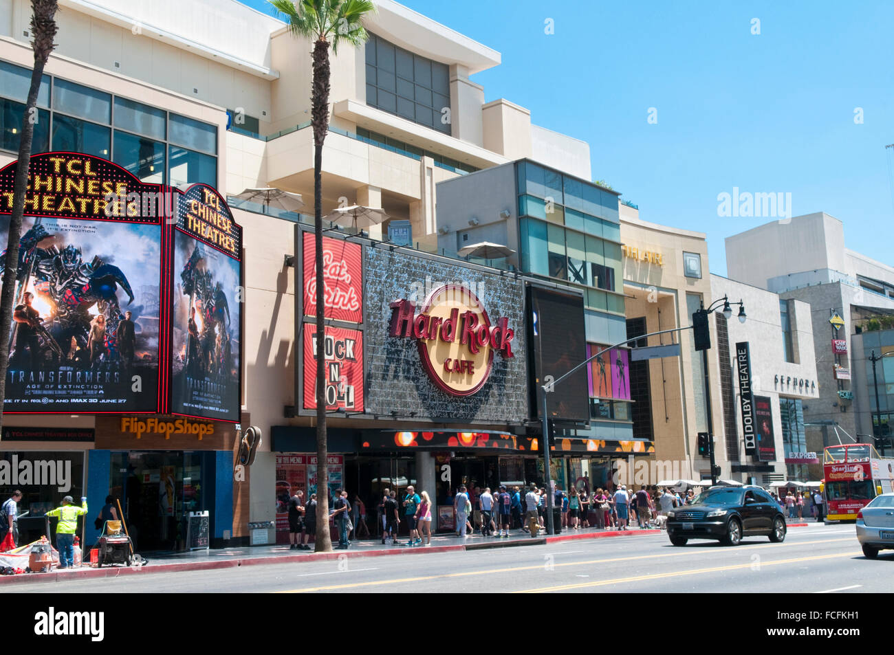 Blick entlang des Hollywood Boulevard mit dem Hard Rock Cafe in Hollywood, Kalifornien Stockfoto