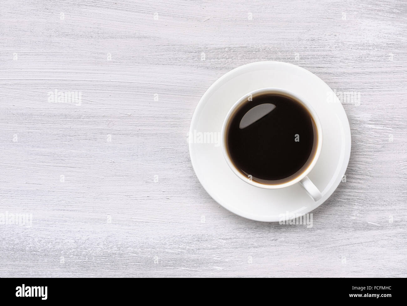 Kaffee Tasse Draufsicht auf weißer Holztisch Hintergrund Stockfoto