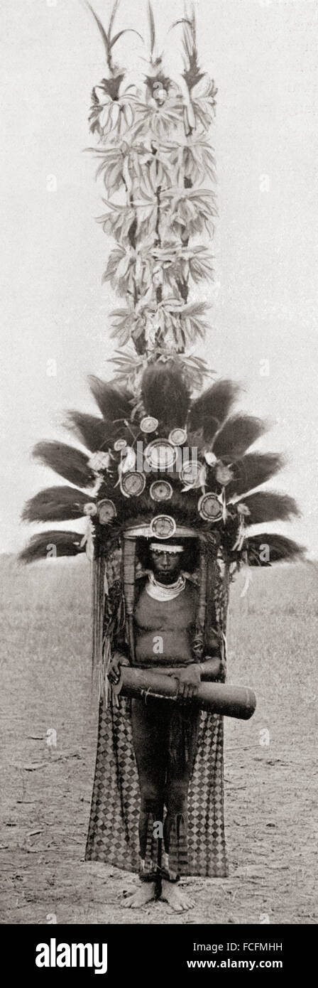 Eine Kopfbedeckung getragen von einem Mitglied des Stammes Roro von Papua-Neu-Guinea, Melanesien.  Das Design der Struktur groß gerahmte Feder auf dem Kopf ist einzigartig, jeder Clan nicht, von anderen Clans nachgeahmt zu werden.  Nach einer Fotografie des 19. Jahrhunderts. Stockfoto
