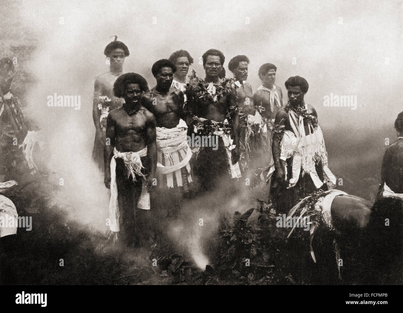 Feuer-walking Zeremonie auf Beqa Island, Fidschi.  Der Legende nach wurden vor über 500 Jahren die Männer Beqa Island die Gabe, in der Lage, auf Feuer gehen durch ein Aal im Austausch für sein Leben gegeben.  Nach einer Fotografie des 19. Jahrhunderts. Stockfoto