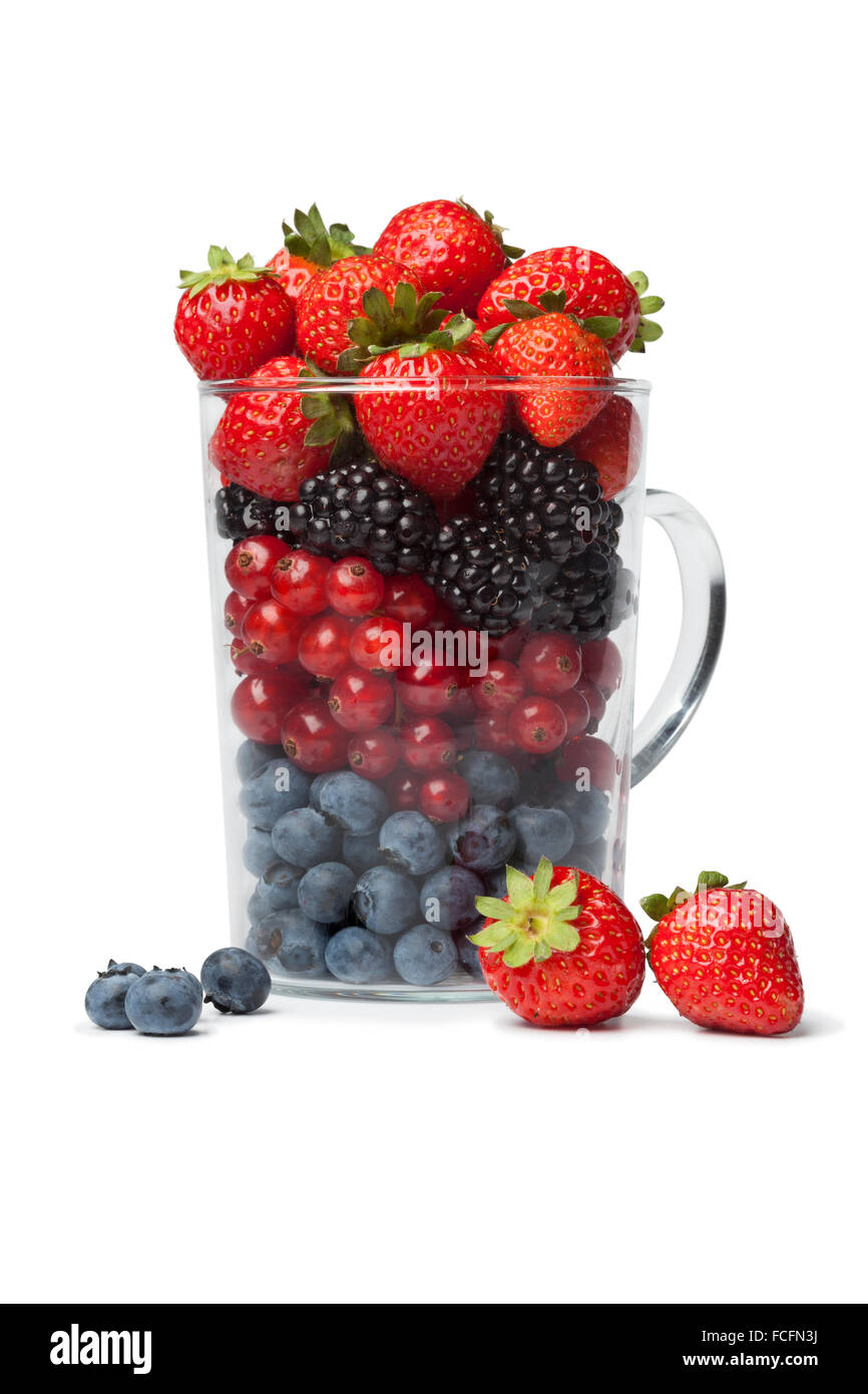 Trinkglas mit gesunden Beeren als Frucht gedreht auf weißem Hintergrund Stockfoto