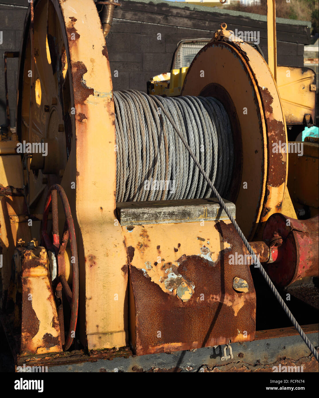Winden sind nun verwendet, um Angelboote/Fischerboote aus dem Wasser und den Strand hinauf ziehen Hastings Stockfoto