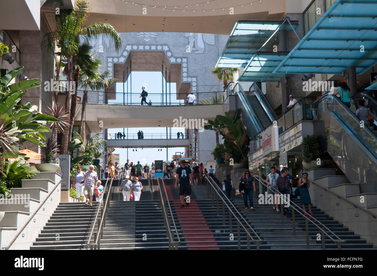 Shopping-Fans und Touristen auf Treppe im Hollywood & Highland Center in Los Angeles Stockfoto
