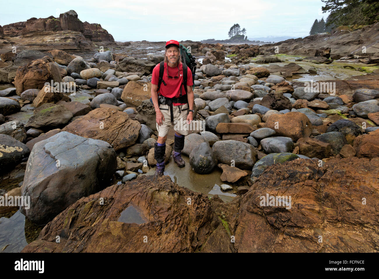 BRITISH COLUMBIA - West Coast Trail Wanderer zu Fuß das Sandstein Regal entlang des Ufers an Carmanah Punkt auf Vancouver Island. Stockfoto