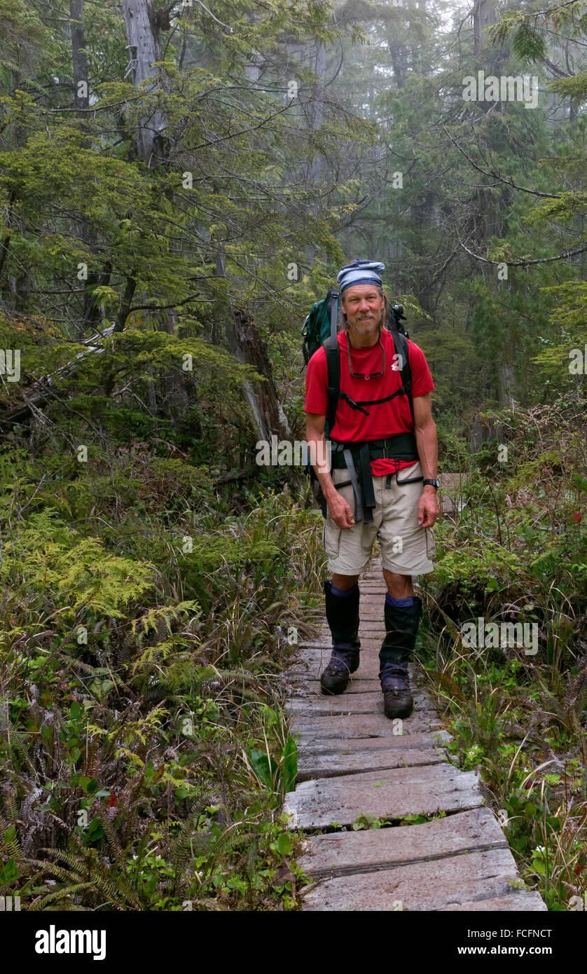 BRITISH COLUMBIA - Wanderer auf der Promenade Moor großflächig entlang der West Coast Trail im Pacific Rim National Park. Stockfoto