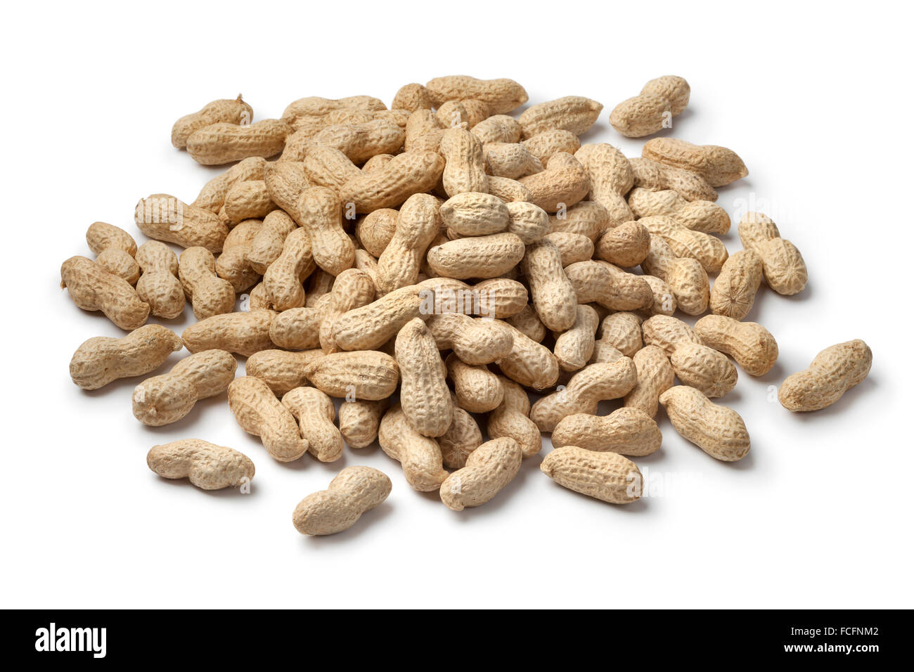 Heap geröstete geschälte Erdnüsse auf weißem Hintergrund Stockfoto