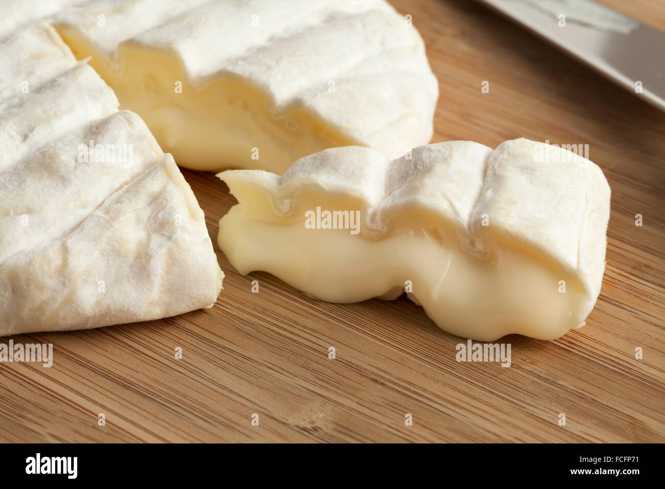 Stück Reifen weichen weißen italienischen Tuma Dla Paja Käse Stockfoto