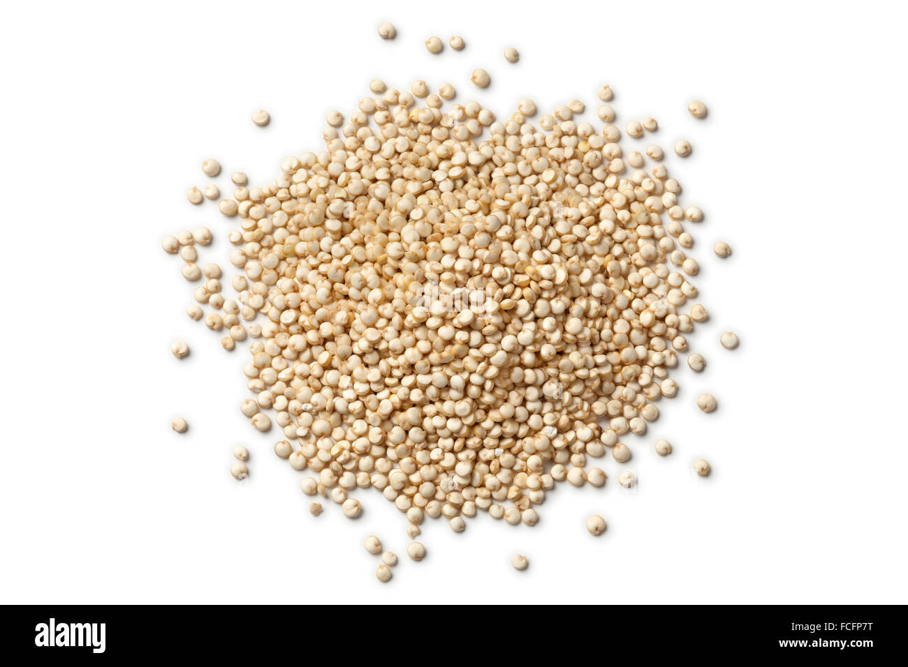 Haufen von rohen Quinoa-Samen auf weißem Hintergrund Stockfoto