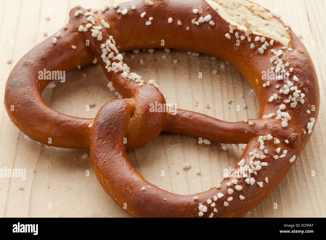 Einzelne frische weiche Brezel mit Salz Stockfoto