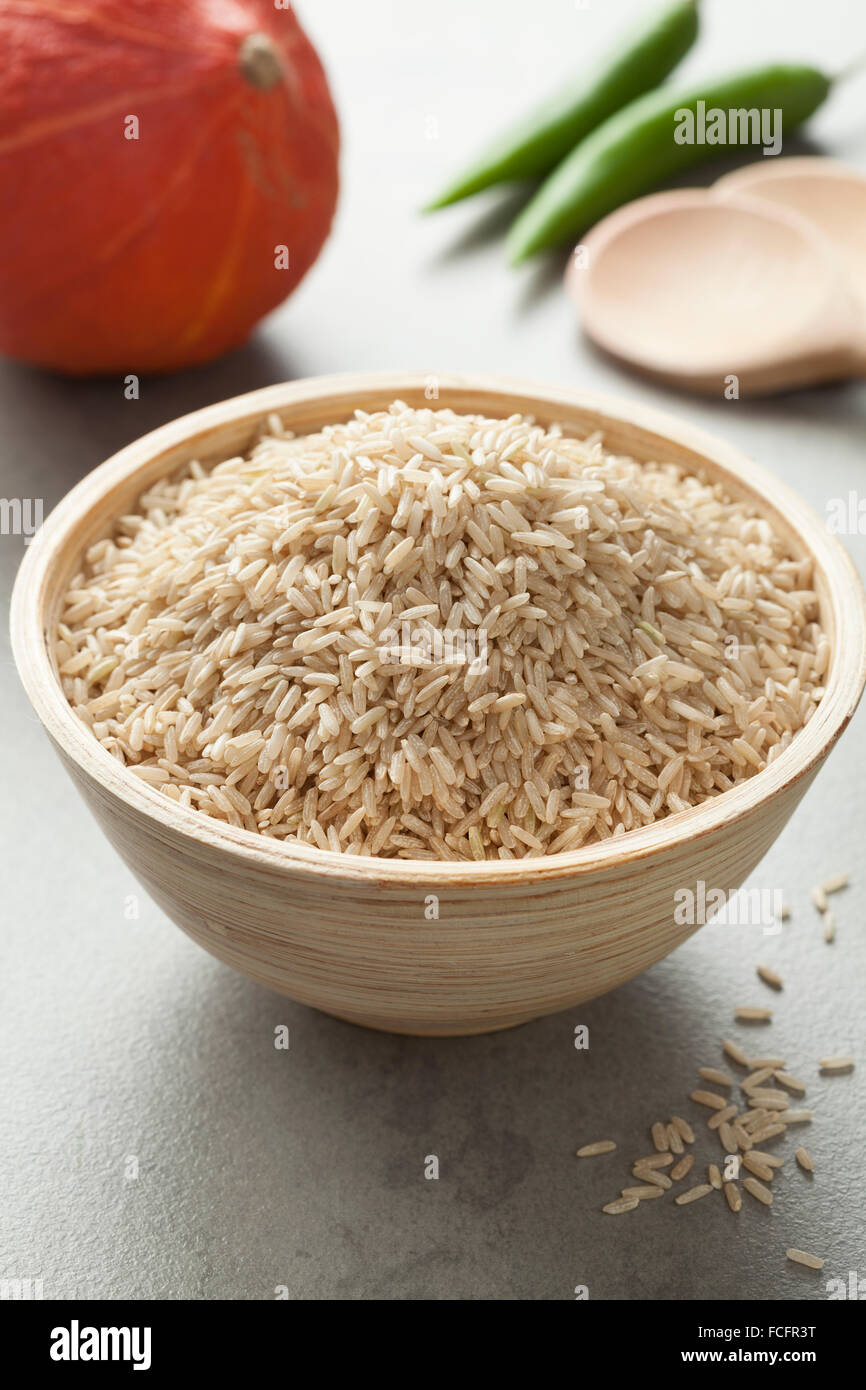 Rohe brauner Reis in eine Schüssel geben Stockfoto