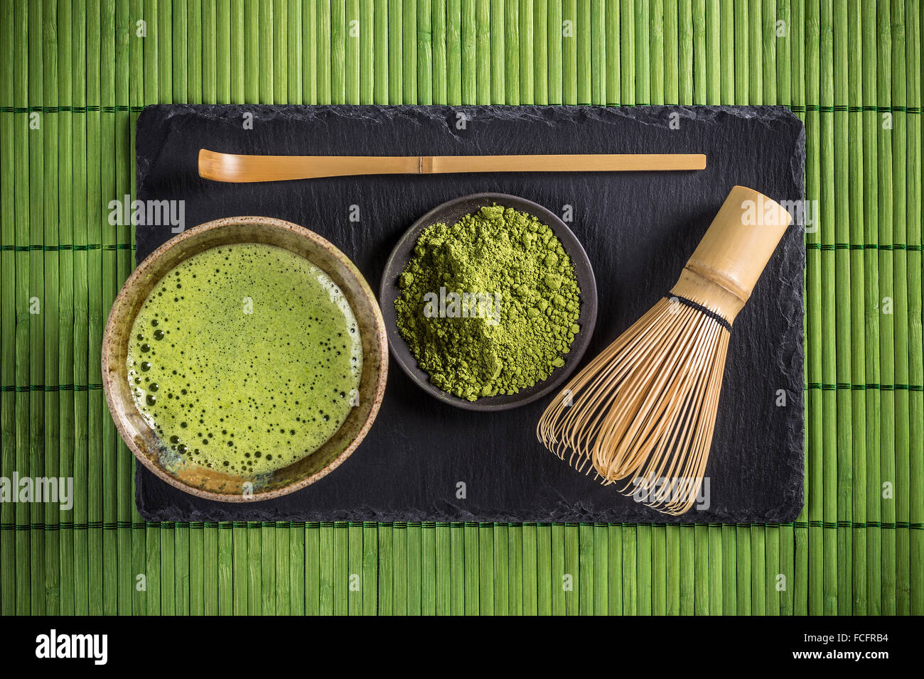 Matcha Tee und grüner Tee-Utensilien Stockfoto