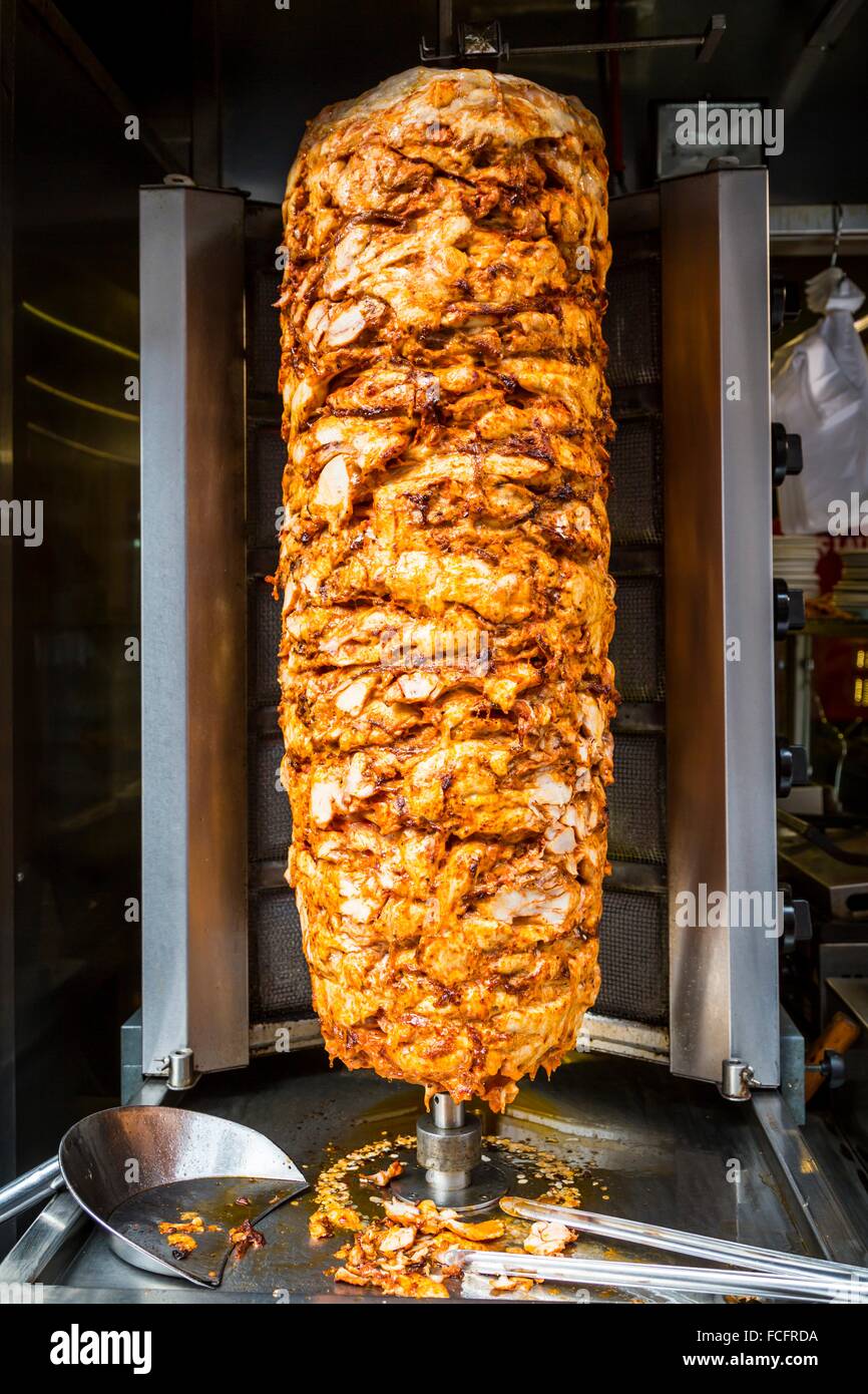Nahaufnahme von einem vertikalen Spieß in einem Döner-Restaurant in ...