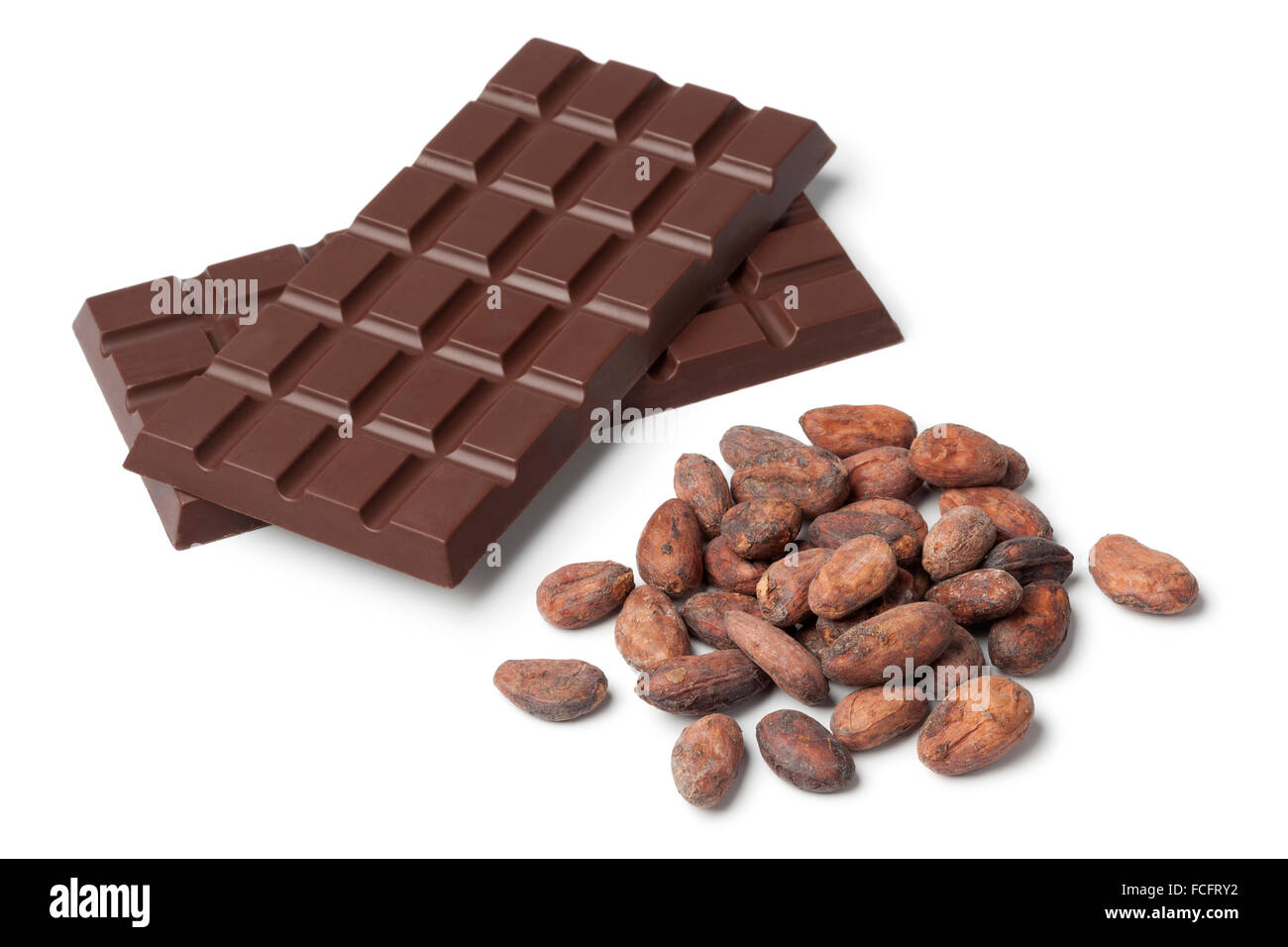 Tafel Schokolade mit Kakao-Bohnen auf weißem Hintergrund Stockfoto