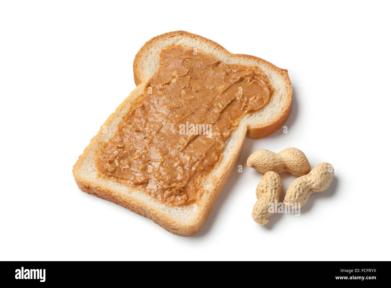Scheibe Brot mit Erdnussbutter auf weißem Hintergrund Stockfoto