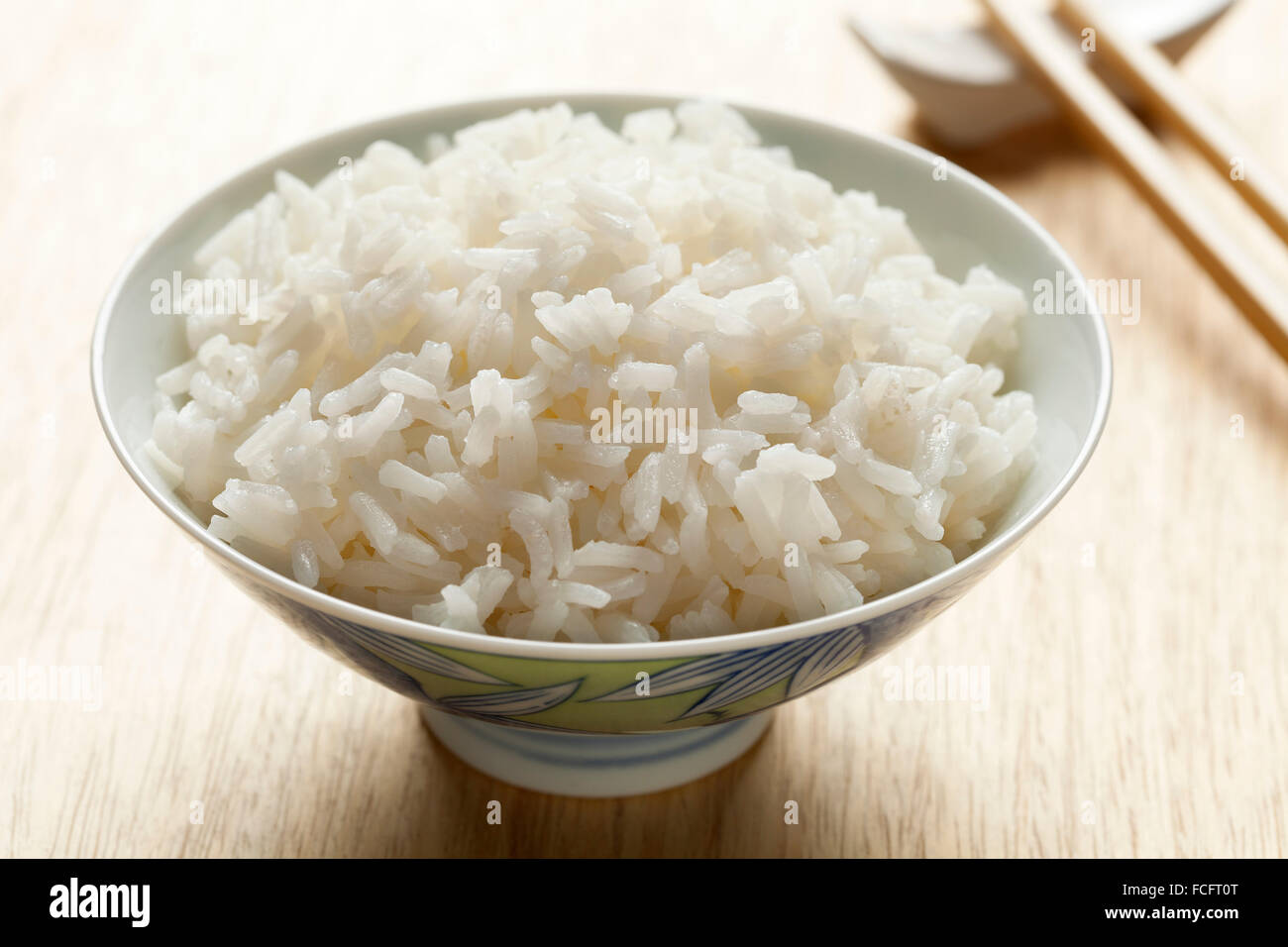 Schüssel mit gekochtem weißem Jasmin Reis Stockfoto