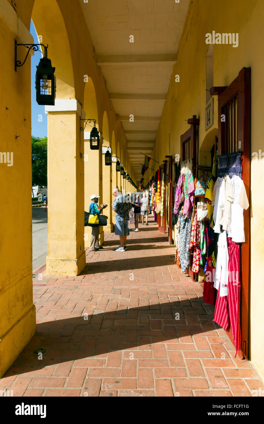 Boutiquen und Souvenirläden säumen Las Bovedas Markt in der Altstadt von Cartagena Stockfoto