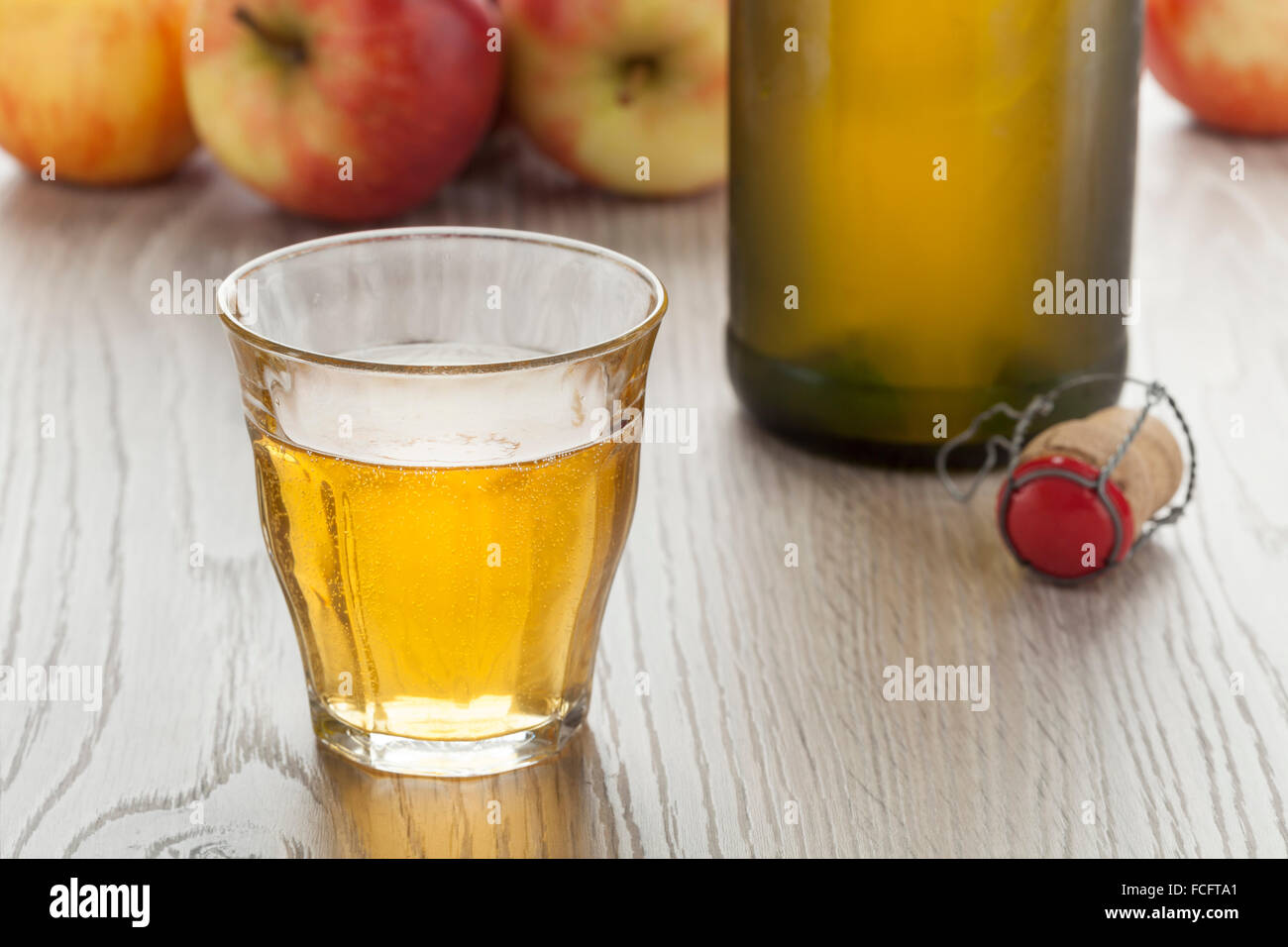 Hausgemachte Apfel-Cider in einem Glas Stockfoto