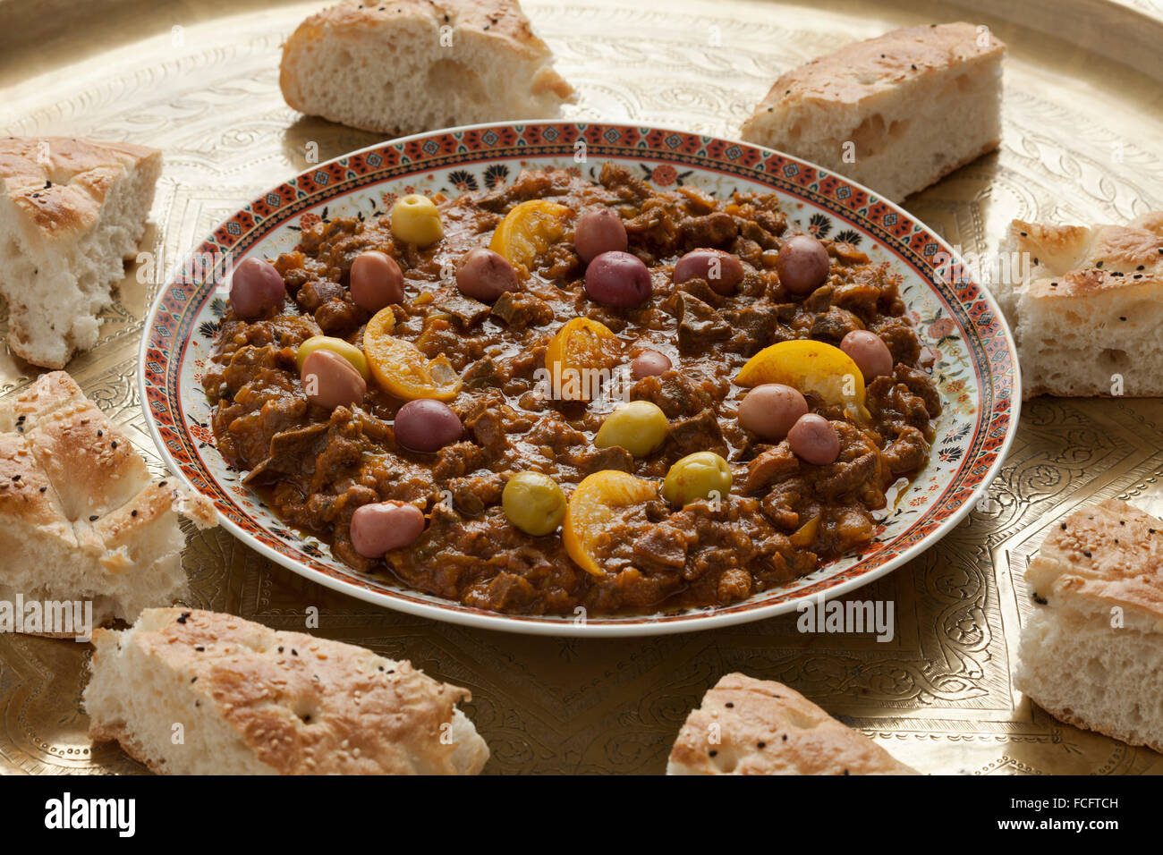 Schüssel mit traditionellen marokkanischen Kercha und Brot für Eid al-Adha Stockfoto