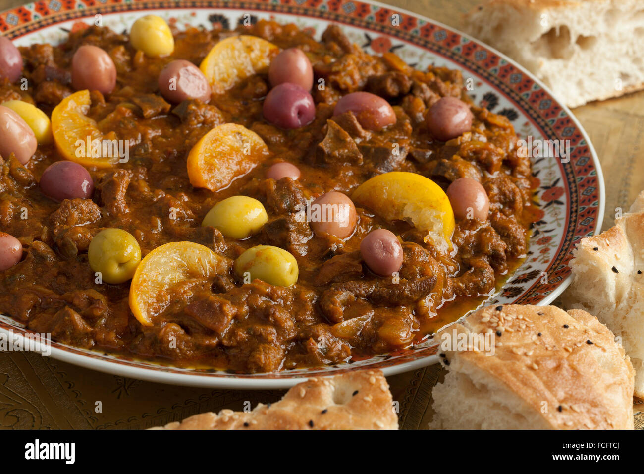 Schüssel mit traditionellen marokkanischen Kercha und Brot für Eid al-Adha hautnah Stockfoto