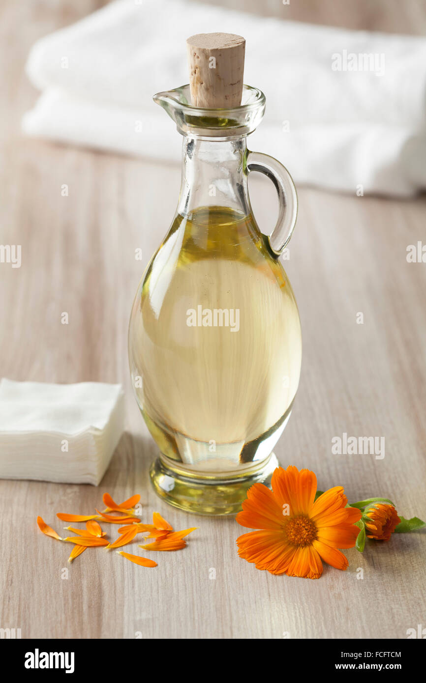 Flasche mit Ringelblume Öl für die kosmetische Anwendung Stockfoto