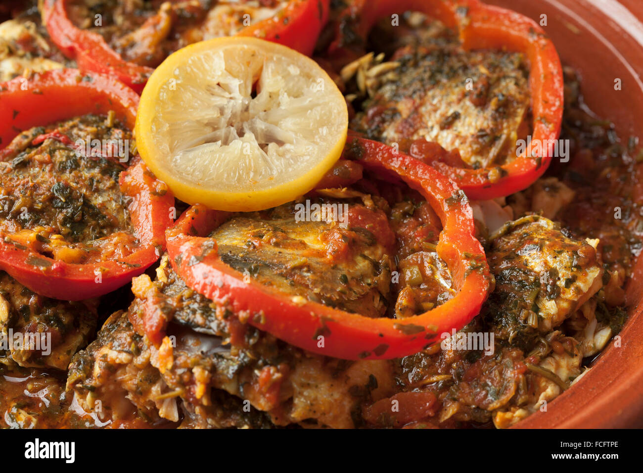 Marokkanischer Fisch-Tajine mit Chermoula, rote Paprika und eingelegte Zitrone hautnah Stockfoto