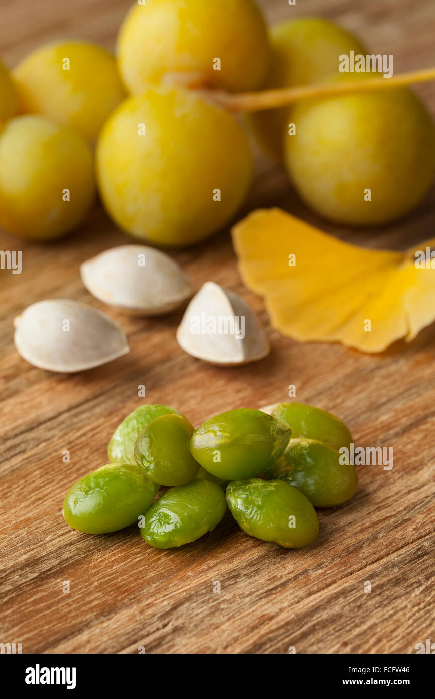 Reife Ginkgo Biloba Obst und Nüssen Stockfoto