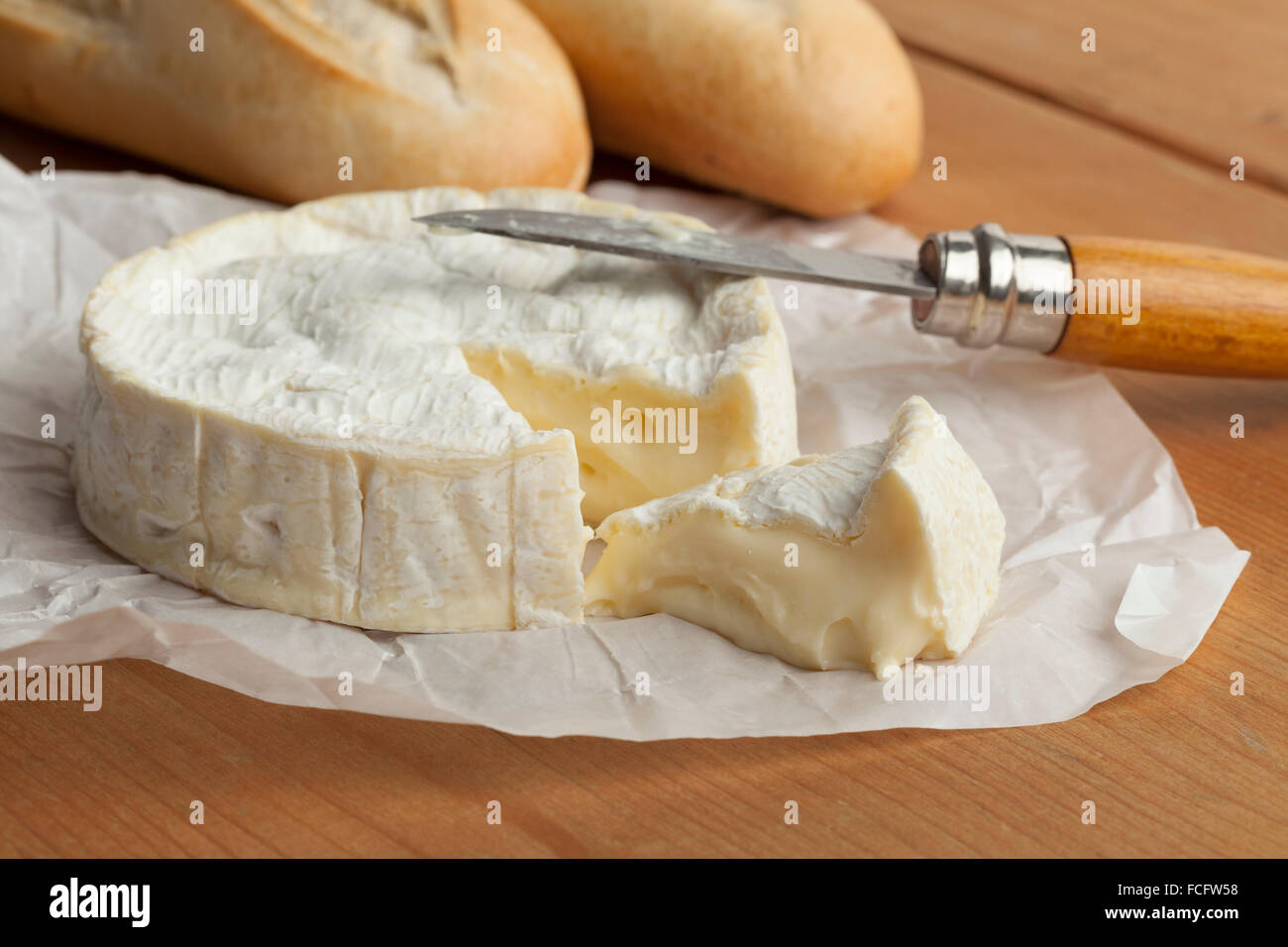 Reife französischer Camembert Käse und eine Scheibe Stockfoto