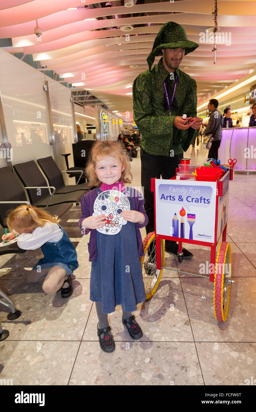 Kinder / Kind Passagier Kunst und Handwerk / Kunsthandwerk Lehrer / Entertainer am Flughafen Heathrow / Air port terminal 4. UK Stockfoto