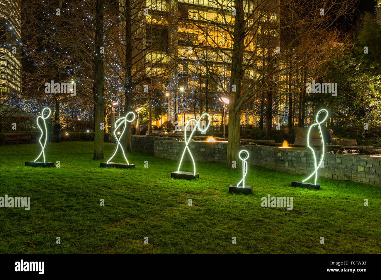 LONDON, Großbritannien - 15. JANUAR 2016: Die Kunstinstallation des Winter Lights Festival von der Künstlerin Alaa Minawi in Canary Wharf, London, Großbritannien Stockfoto