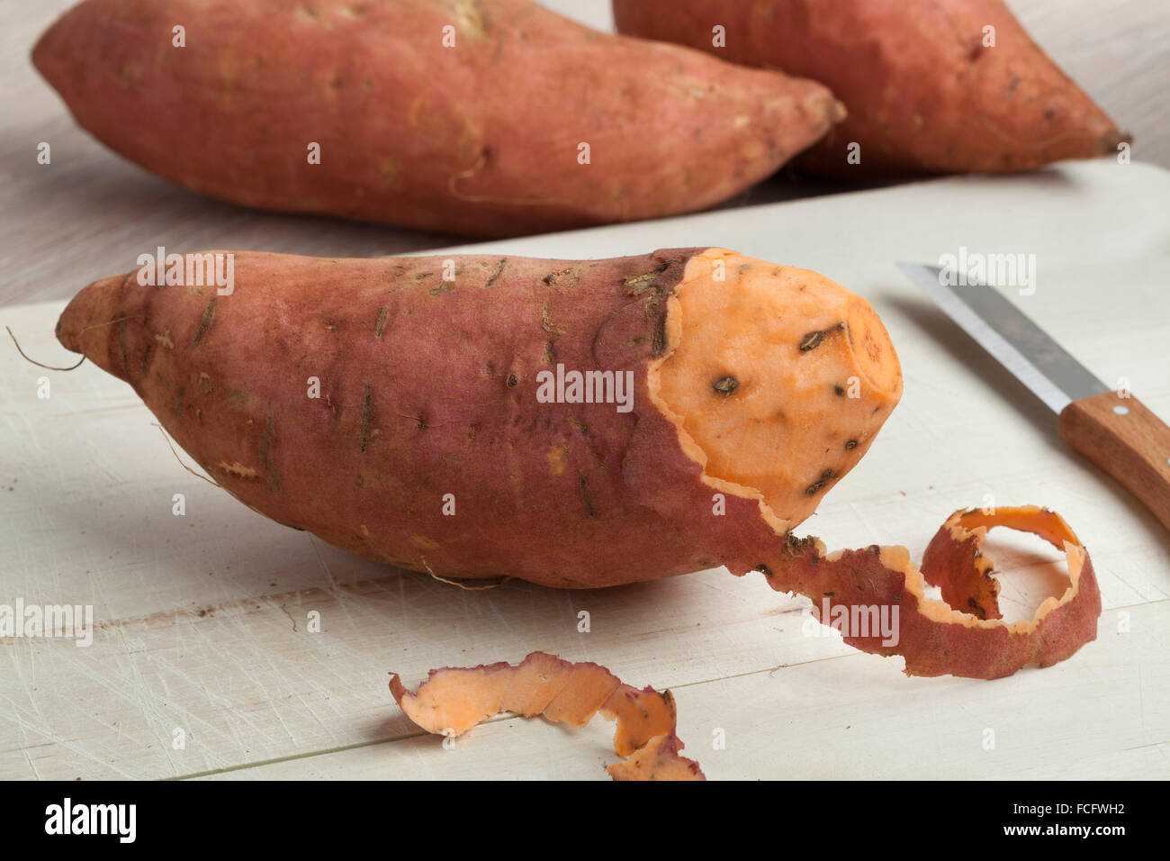 Teilweise geschälte frische Süßkartoffel Stockfoto
