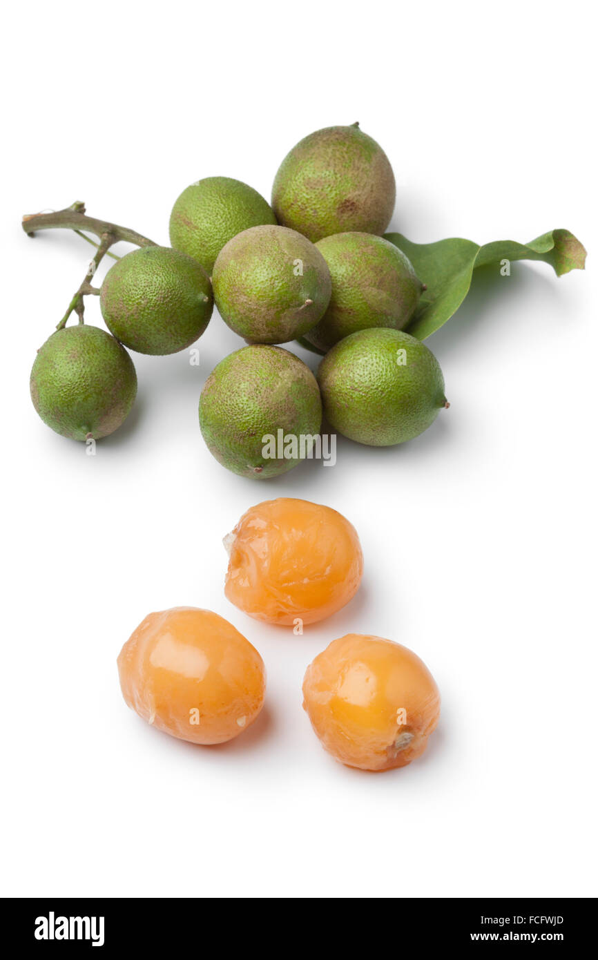 Frisch Quenepa Obst auf weißem Hintergrund Stockfoto
