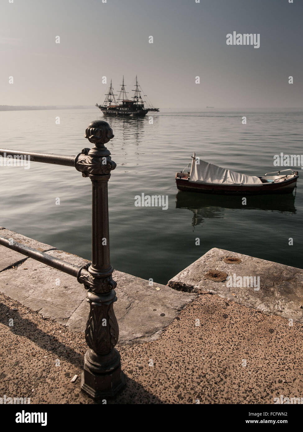 Erarbeiten von Schiff und Boot auf dem Wasser beim Harbourfront, Thessaloniki, Griechenland, Europa. Stockfoto