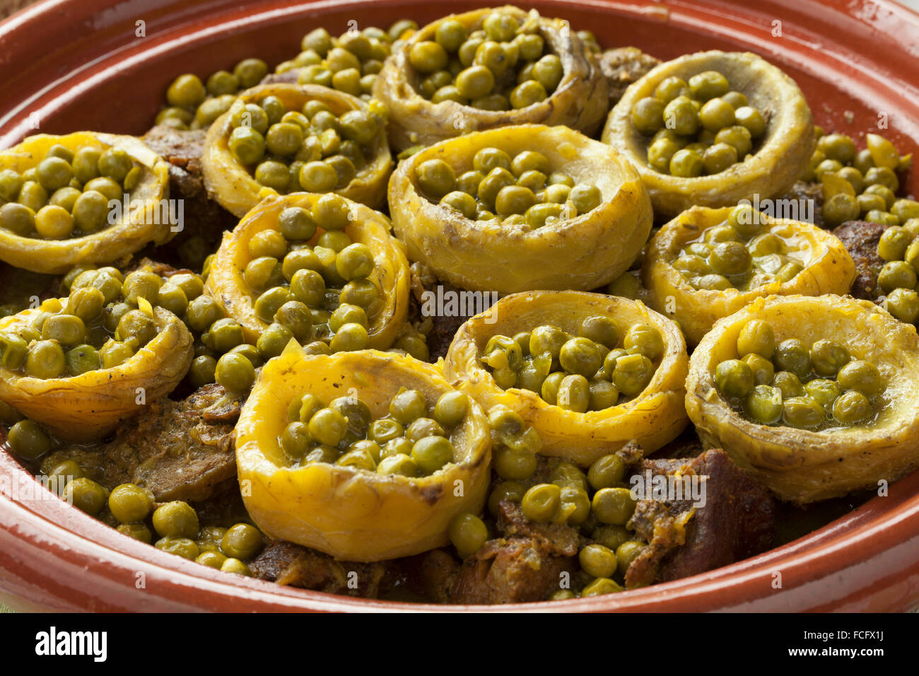 Traditionelle marokkanische Tajine mit Fleisch, Artischockenherzen und grüne Erbsen Stockfoto