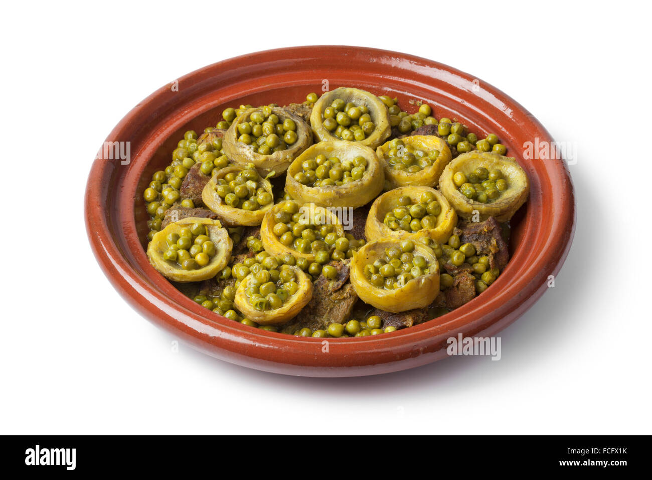 Traditionelle marokkanische Tajine mit Fleisch, Artischockenherzen und grüne Erbsen auf weißem Hintergrund Stockfoto
