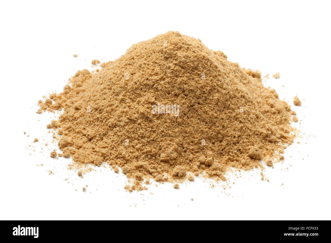 Haufen von gemahlener Ingwer auf weißem Hintergrund Stockfoto