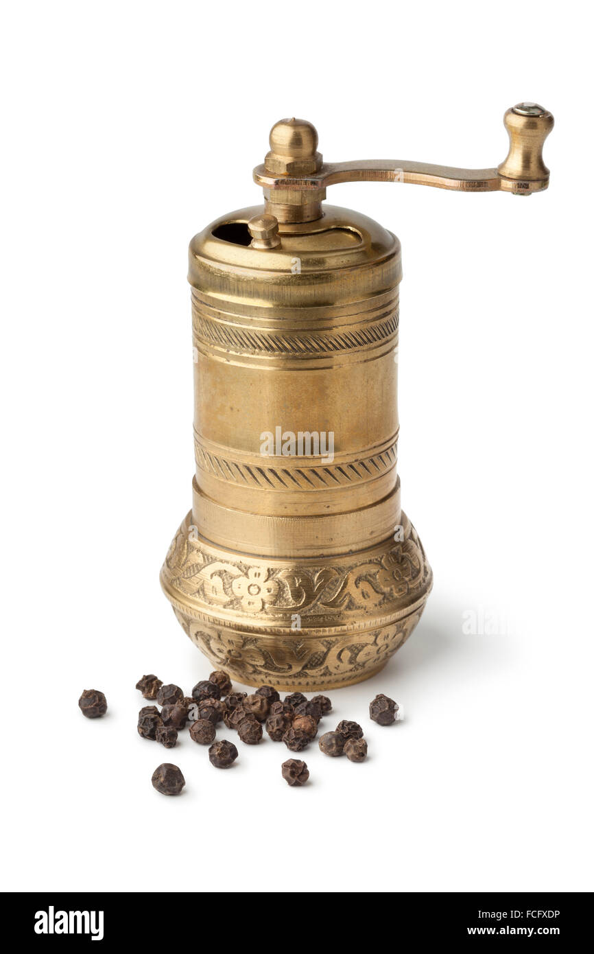 Traditionelle orientalische Bronze Pfeffermühle und schwarzem Pfeffer auf weißem Hintergrund Stockfoto