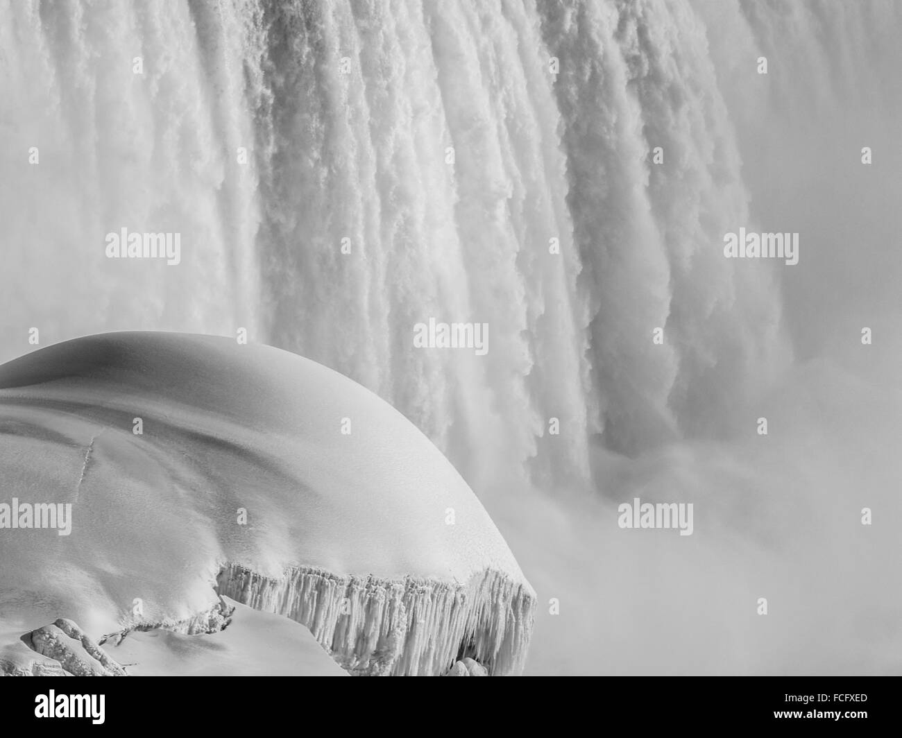 Schwarz / weiß Foto von Schnee Hügel vor der Wasserfälle und Nebel in Niagara Falls, Ontario, Kanada. Stockfoto
