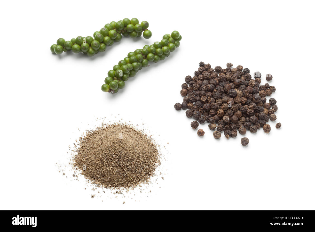 Frischer grüner Pfeffer Steinfrüchte, schwarzem Pfeffer und Pulver auf weißem Hintergrund Stockfoto