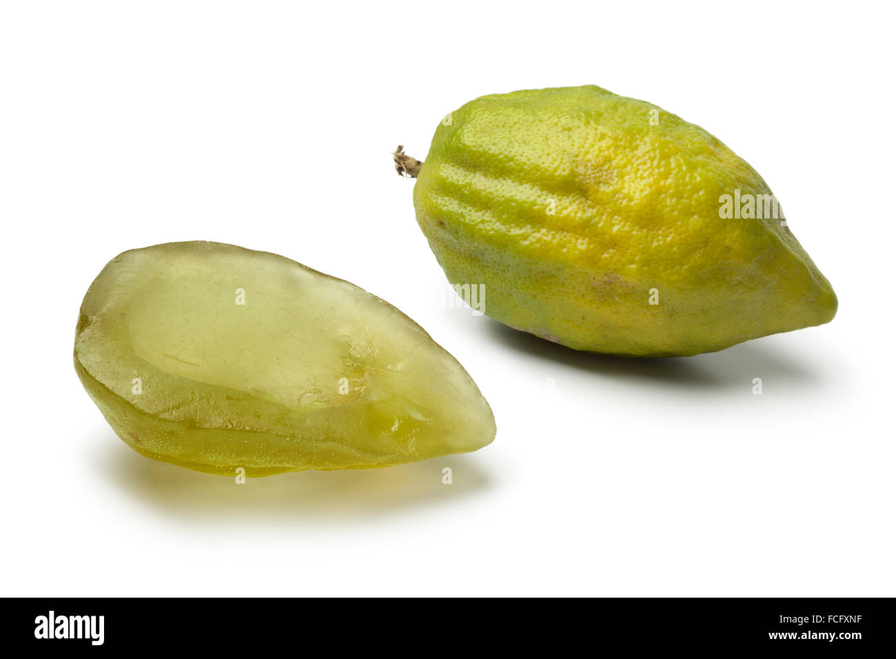 Frische grüne Citrus Medica und Sukkade auf weißem Hintergrund Stockfoto