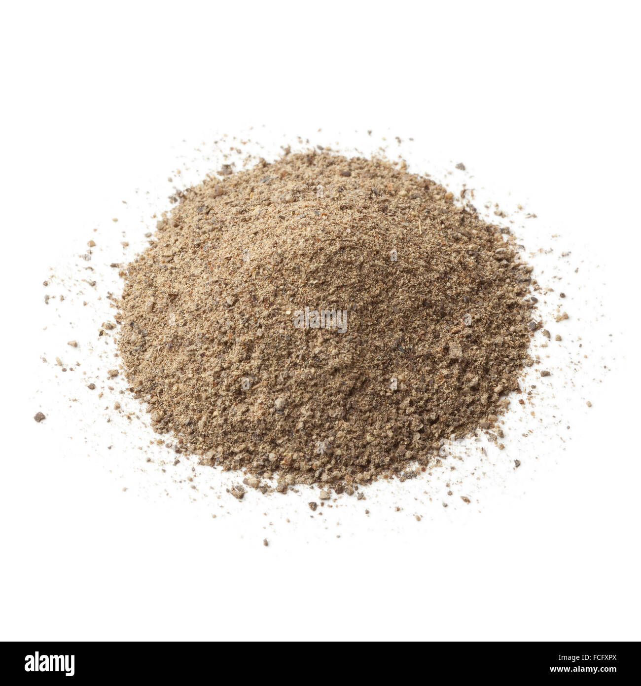 Heap gemahlener schwarzer Pfeffer auf weißem Hintergrund Stockfoto