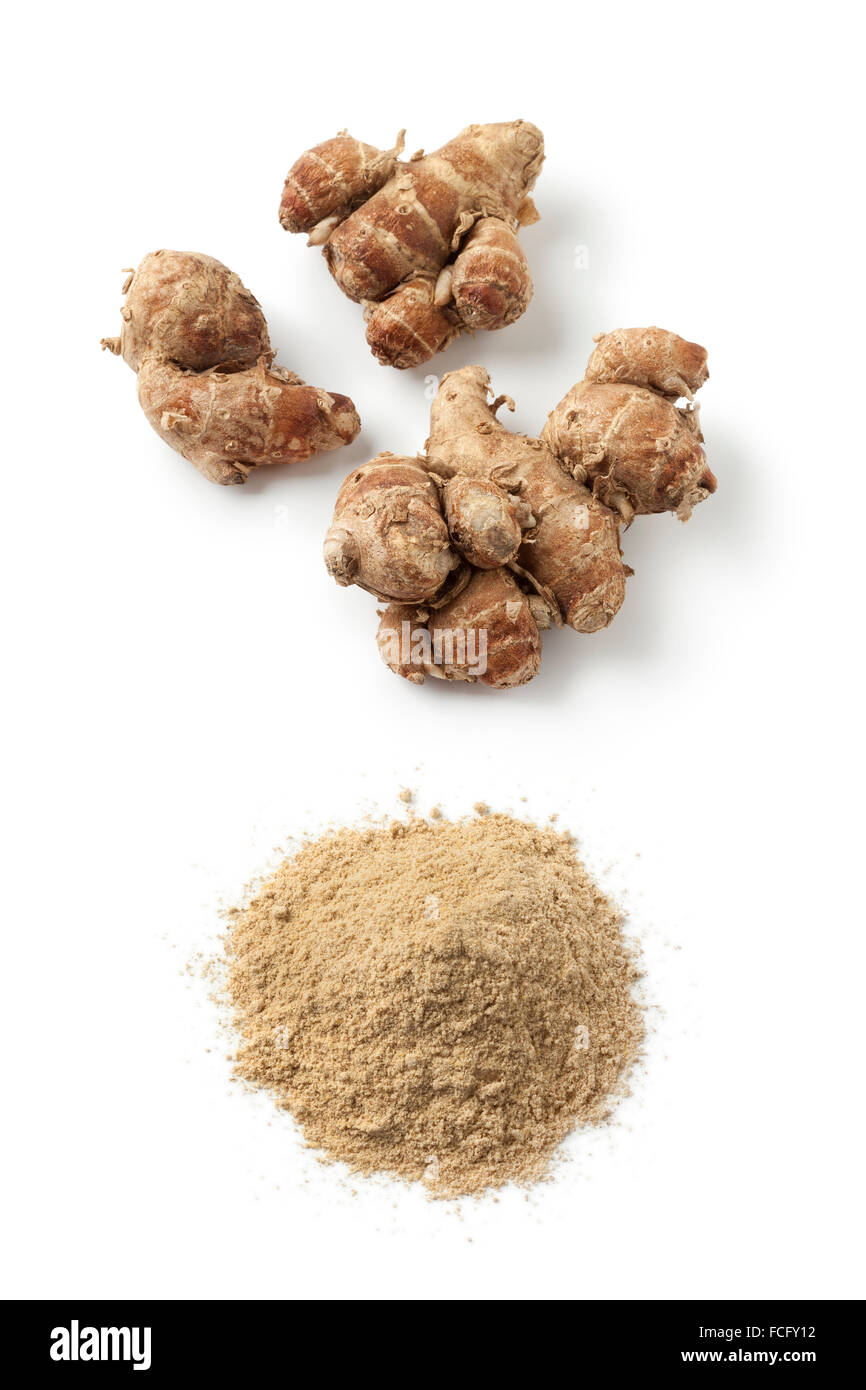 Frische Kencur Wurzeln und Boden Kencur Pulver auf weißem Hintergrund Stockfoto