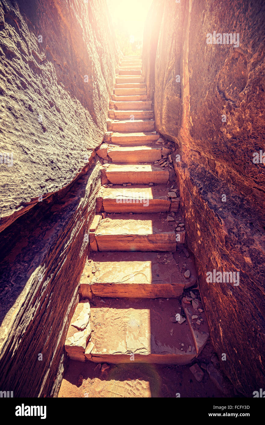 Retro-getönten Treppen aus Stein mit Sonne am Ende geschnitzt. Stockfoto