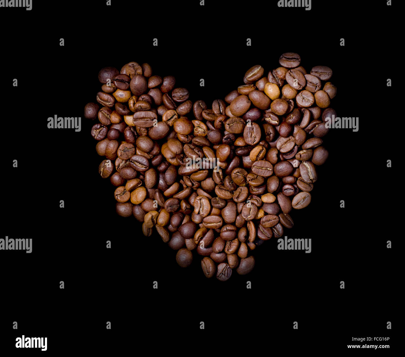 Herz der Kaffeebohnen auf Blsck Hintergrund Stockfoto